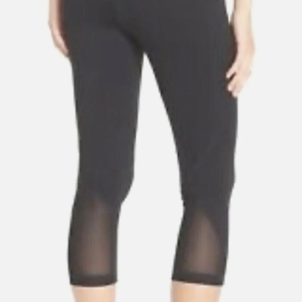 Zella Black M Capri leggings Active Yoga Gym Travel Adventure Outdoor Normcore